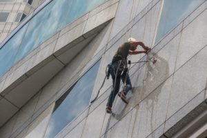 trouver un professionnel pour le lavage des vitres et gouttières