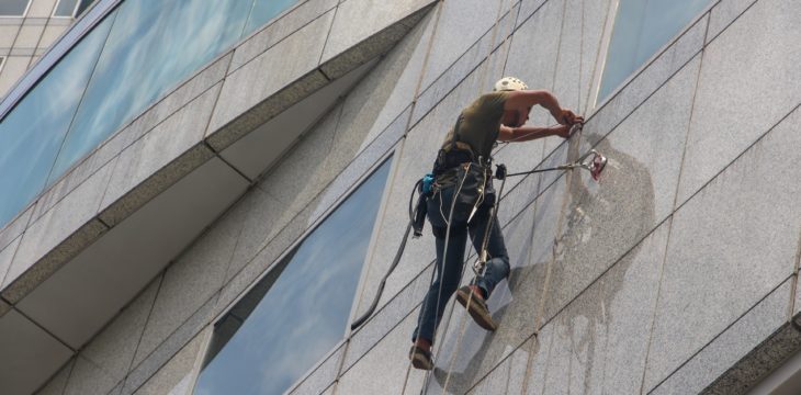 Comment trouver un professionnel pour le lavage des vitres et gouttières ?