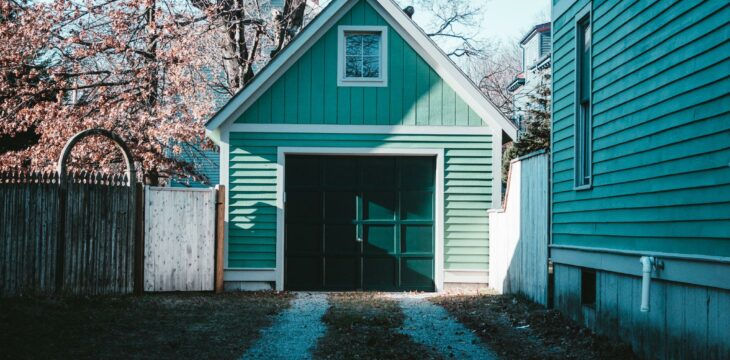 Portes de garage battantes, coulissantes, sectionnelles… Comment choisir selon sa situation ?