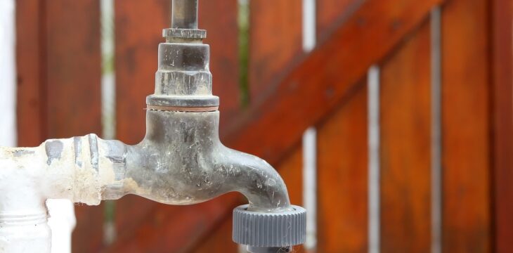 Fuite d’eau à Lyon: Derrière le Ronronnement des Tuyaux